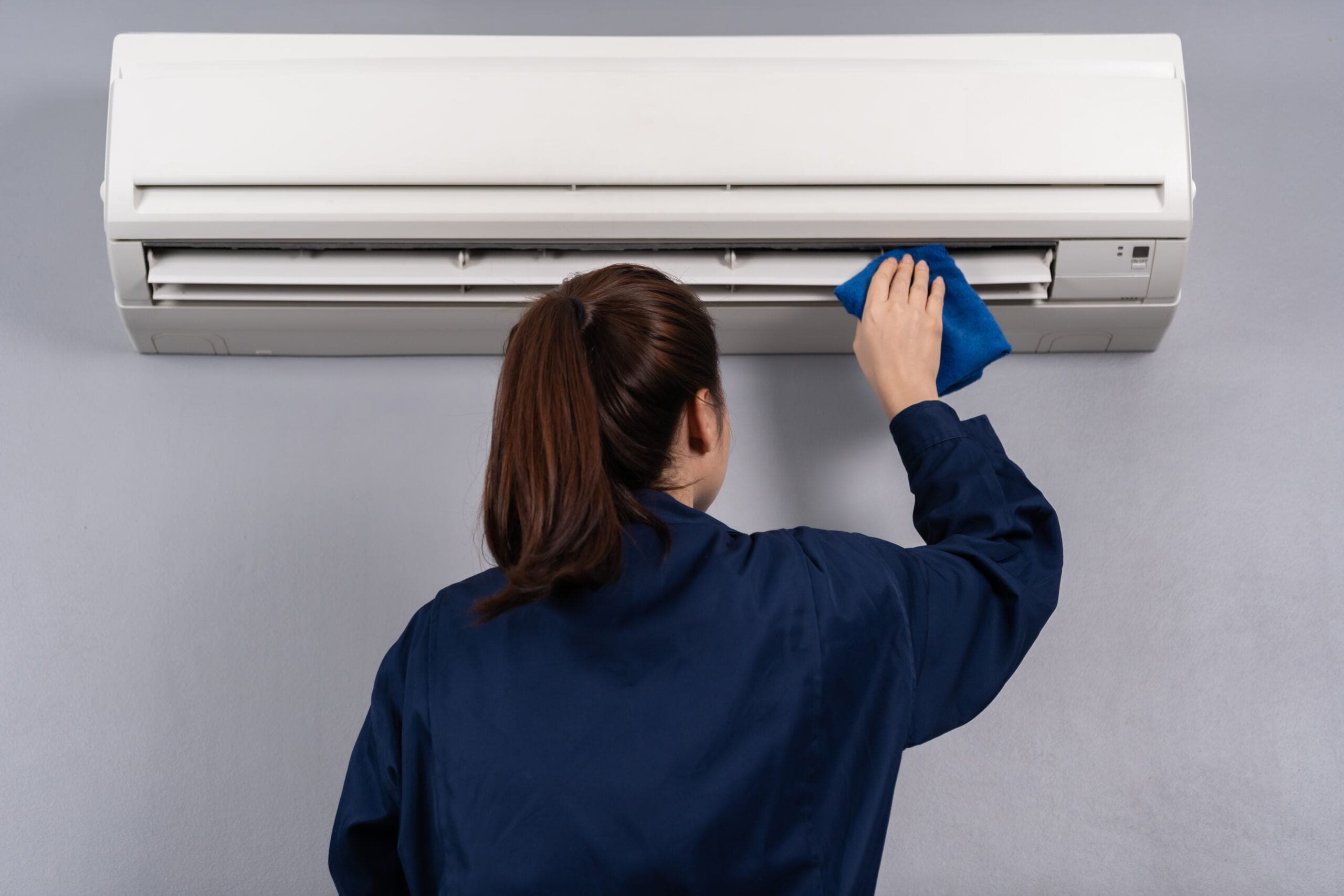 female-technician-service-cleaning-air-conditioning-unti-with-cloth