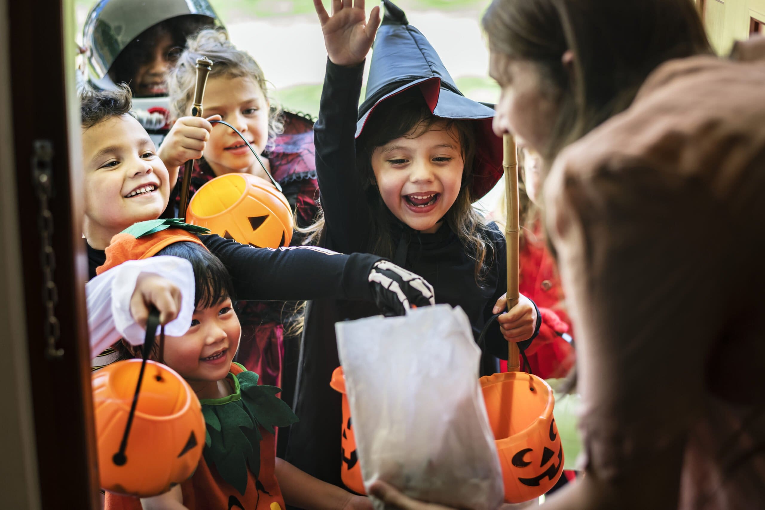 children trick or treating practicing halloween safety tips