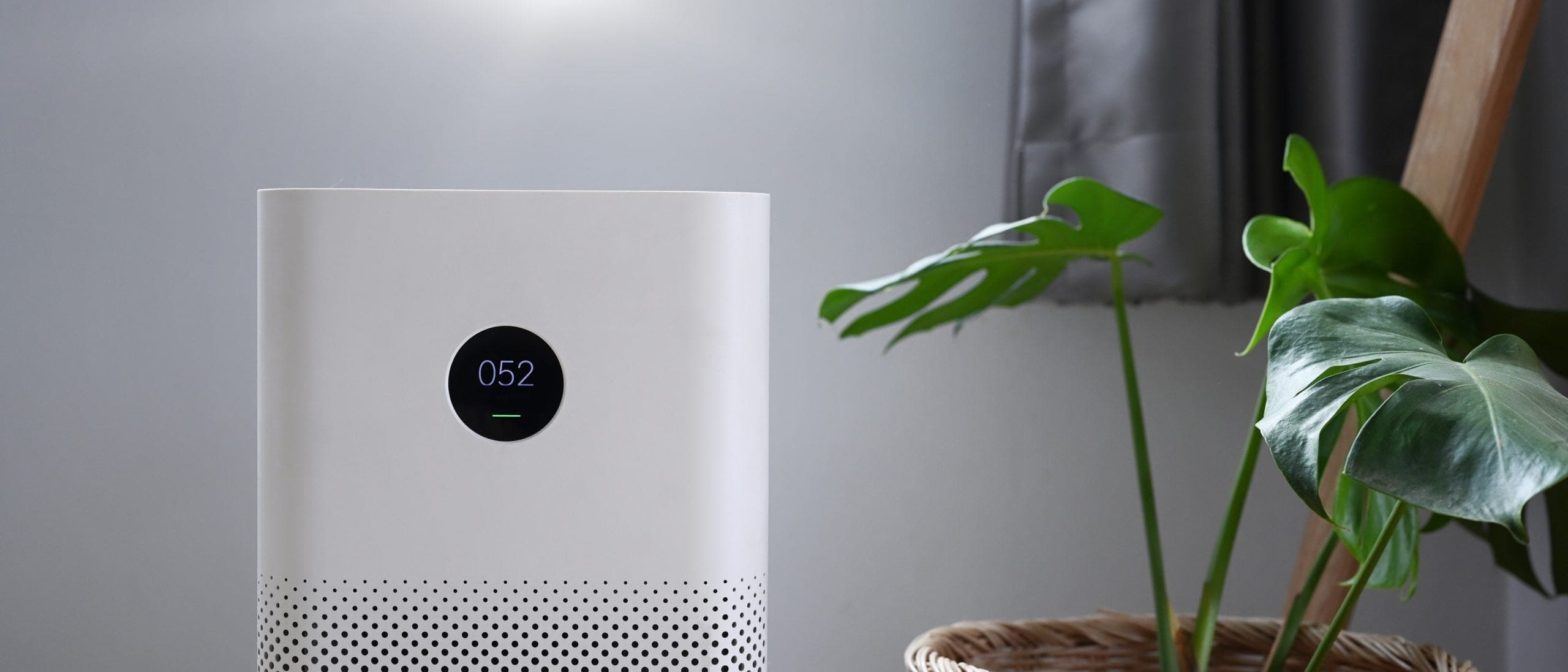 air-purifier-with-digital-monitor-screen-bedroom-show-air-quality-air-pollution-levels