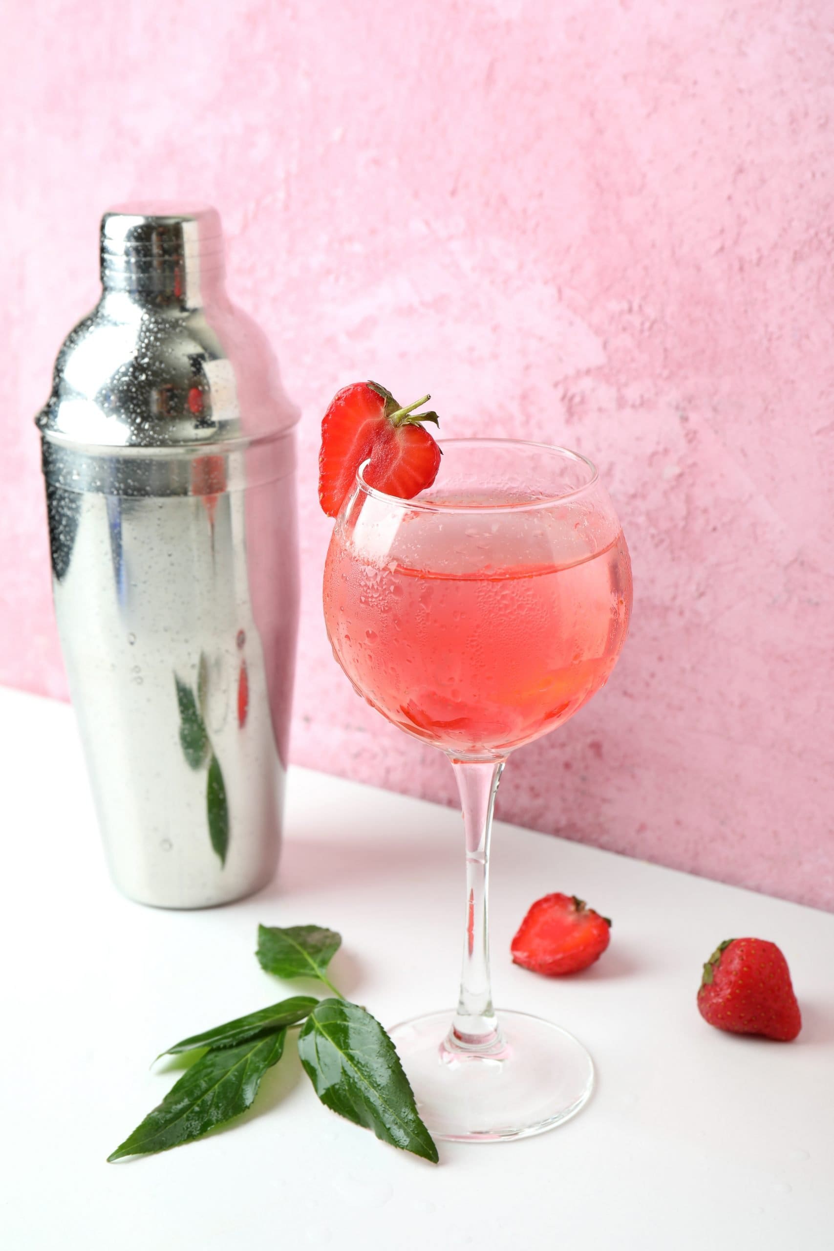 concept-party-drink-with-strawberry-cocktail-and-cocktail-shaker-gift