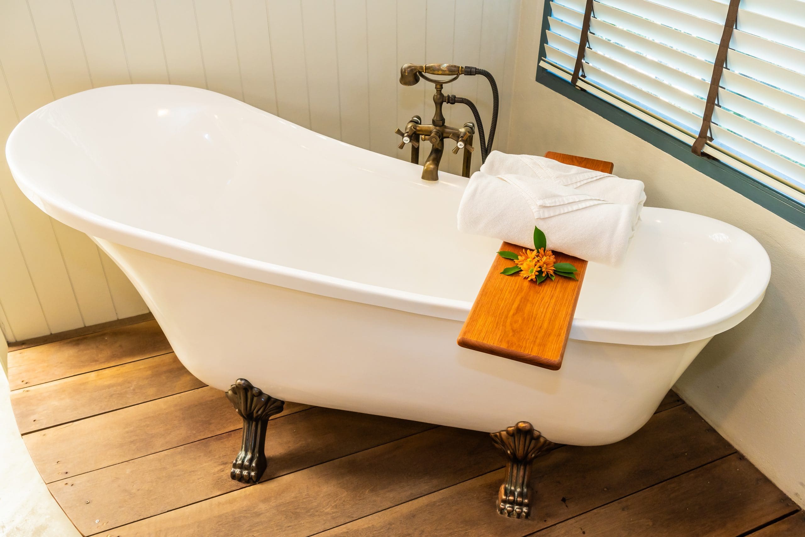 beautiful-luxury-elegance-white-bathtub-for-self-care-interior-design-trend