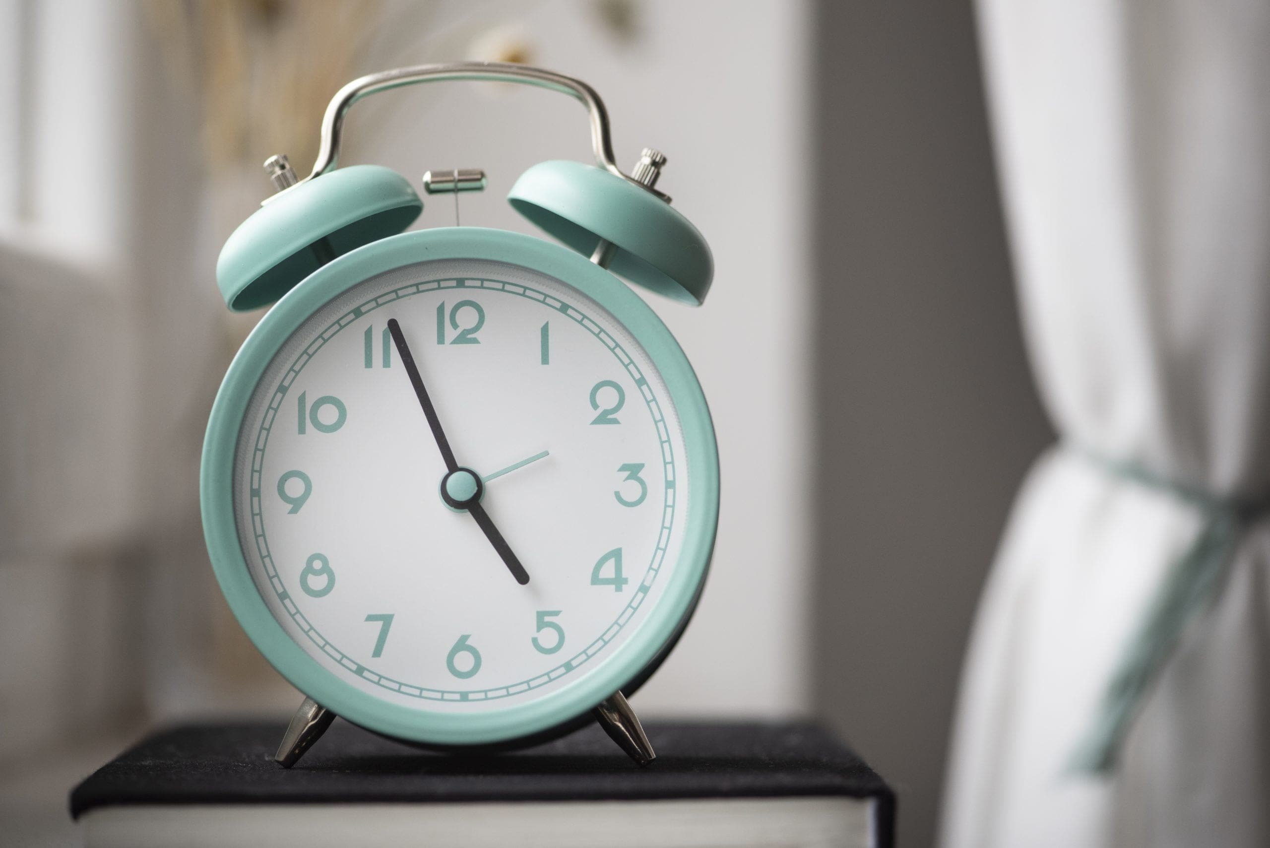 close-up-clock-with-time-change-for-daylight-saving-time