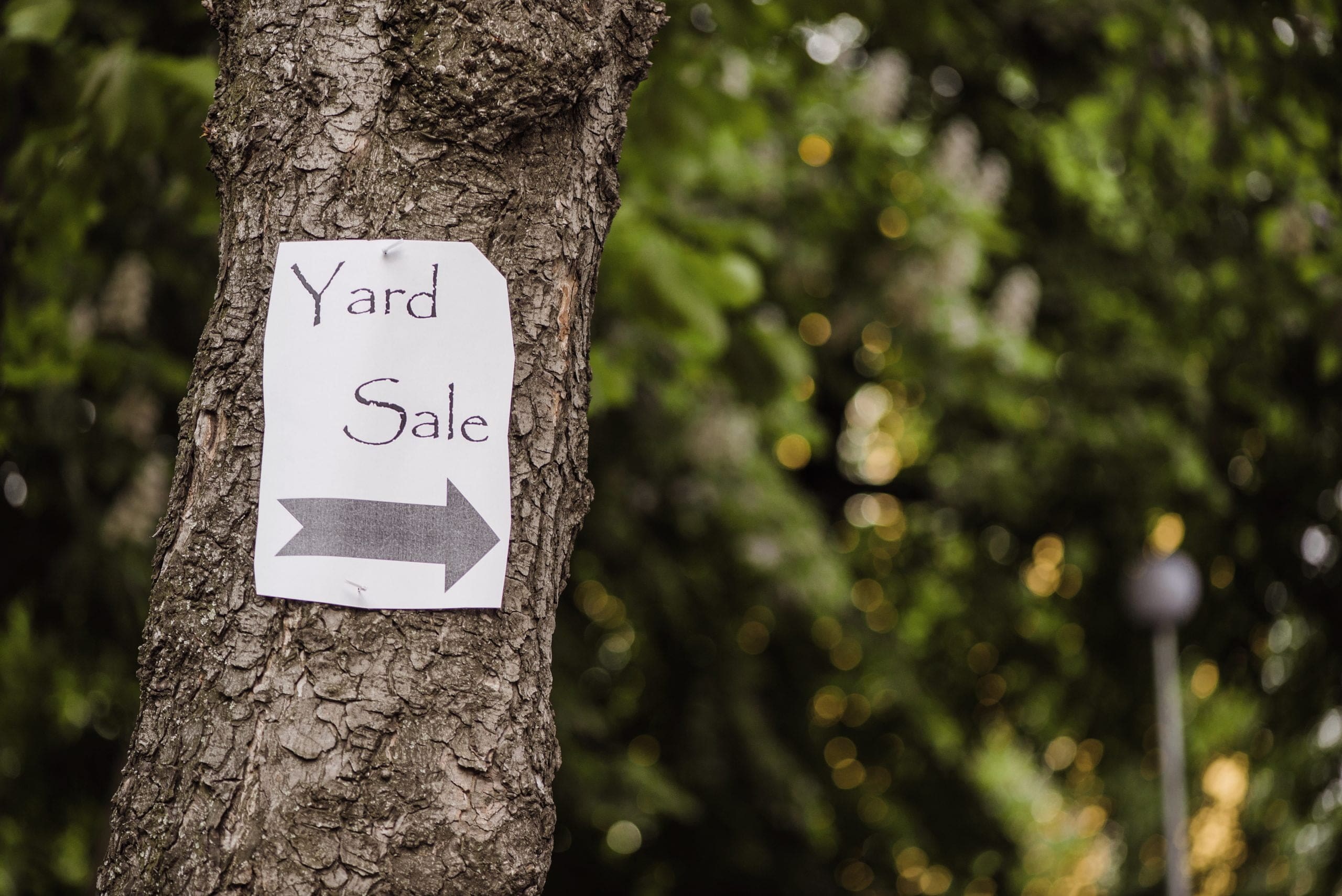 Tree-with-sign-on-it-advertising-Spring-Yard-Sale-